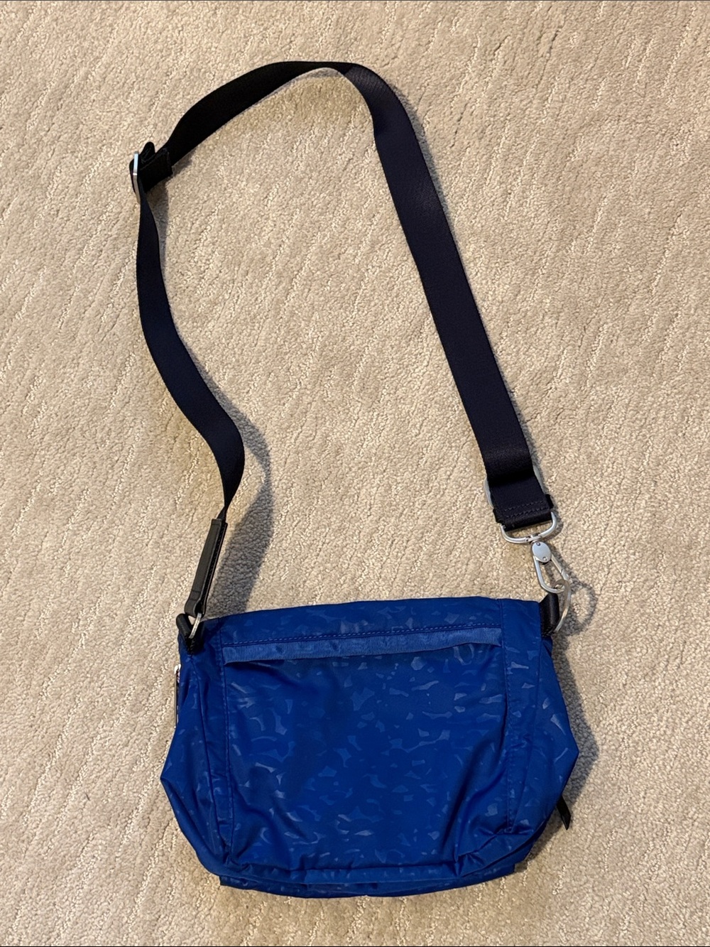 Lululemon festival bag, shadow warp sapphire blue with back strap, EUC! - Picture 5 of 13